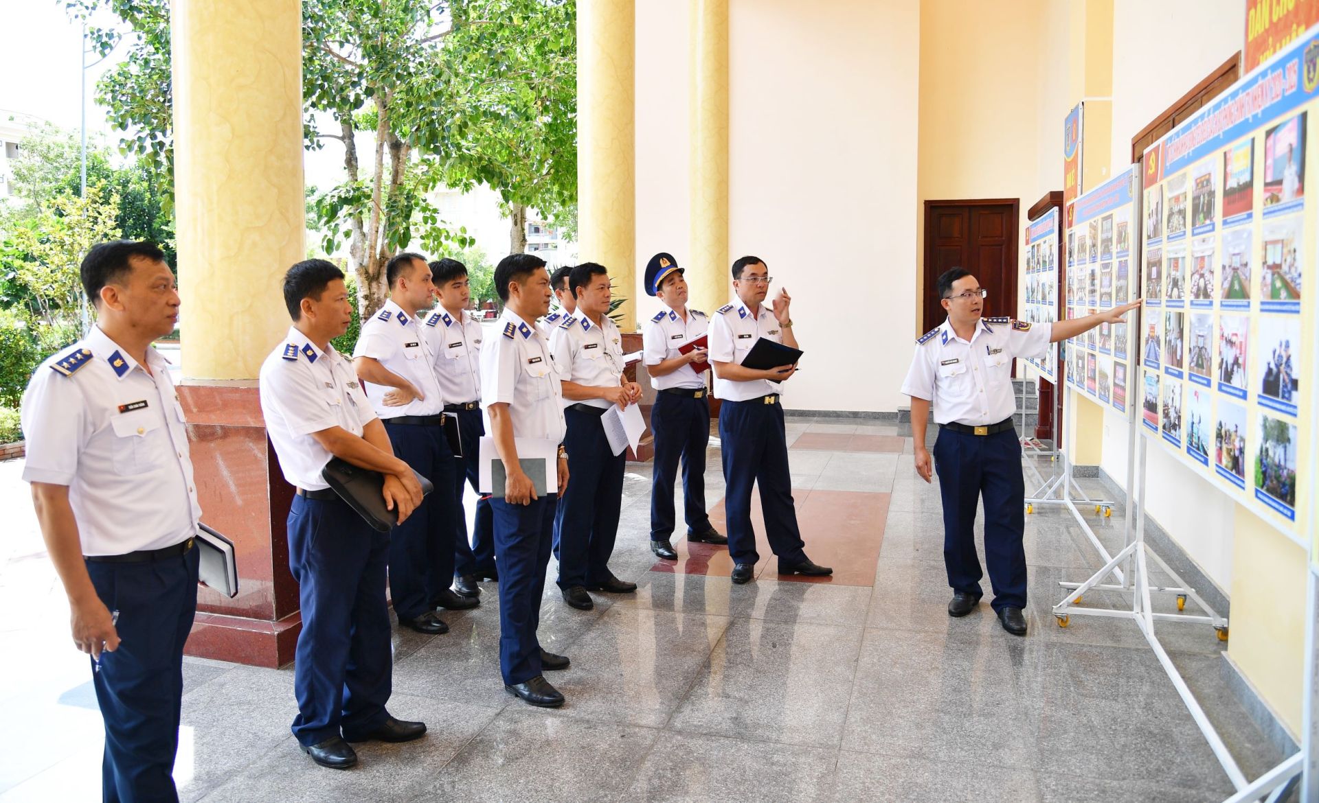Tổ chức chấm thi bảng ảnh, báo tường chào mừng Đại hội