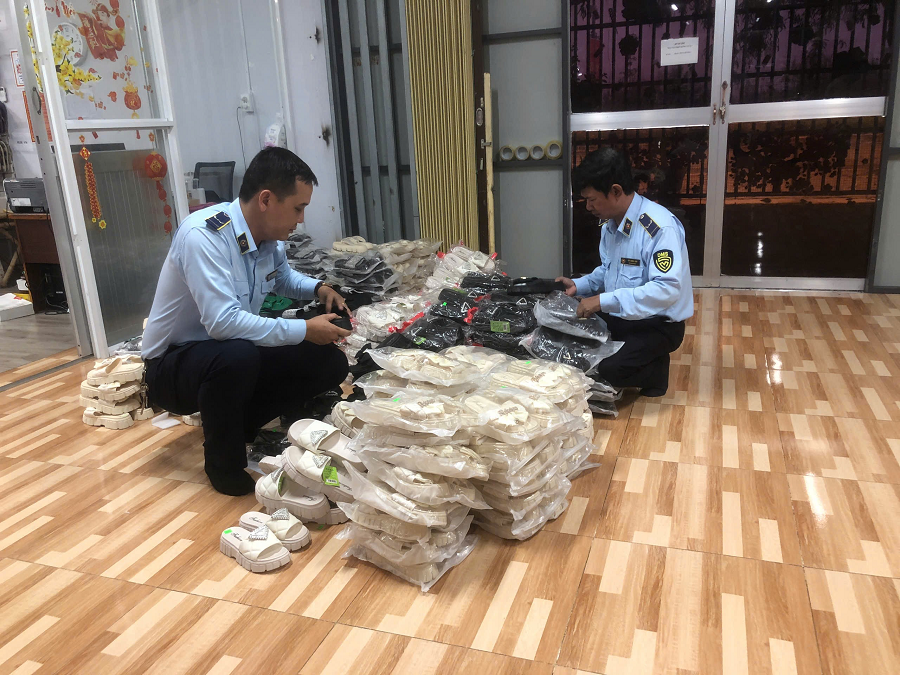 Kiểm tra, tạm giữ hàng trăm đôi dép không rõ nguồn gốc, xuất xứ