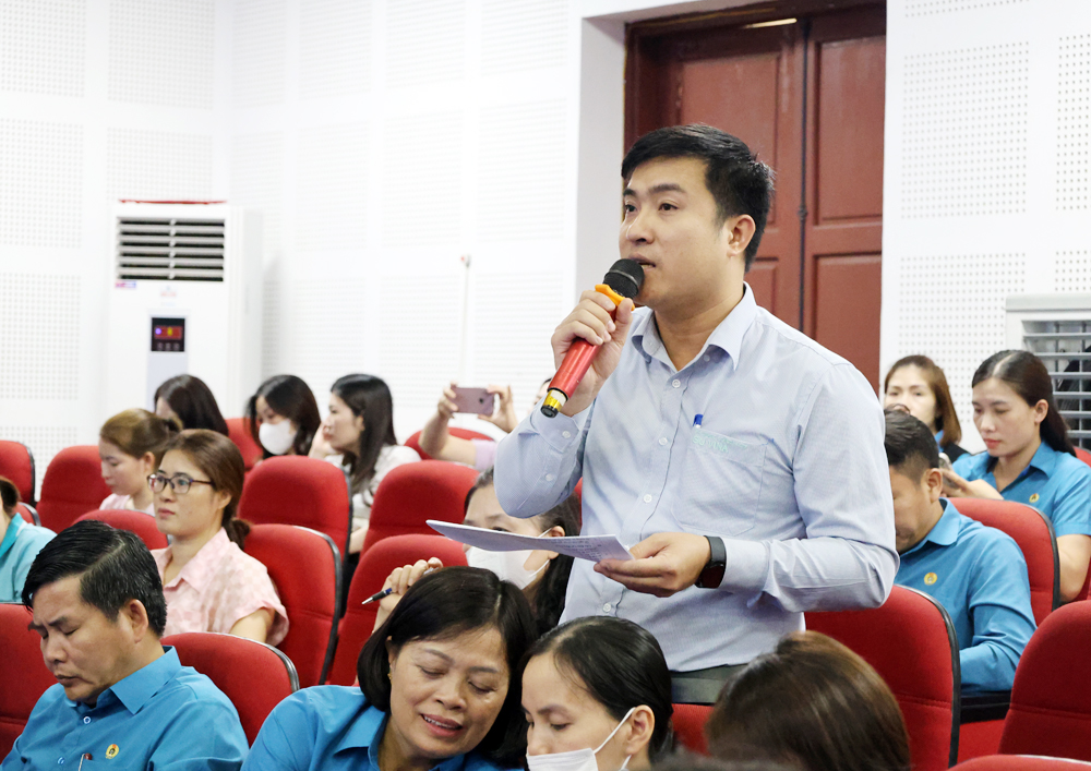 Chủ tịch UBND tỉnh Bắc Giang đối thoại với công nhân