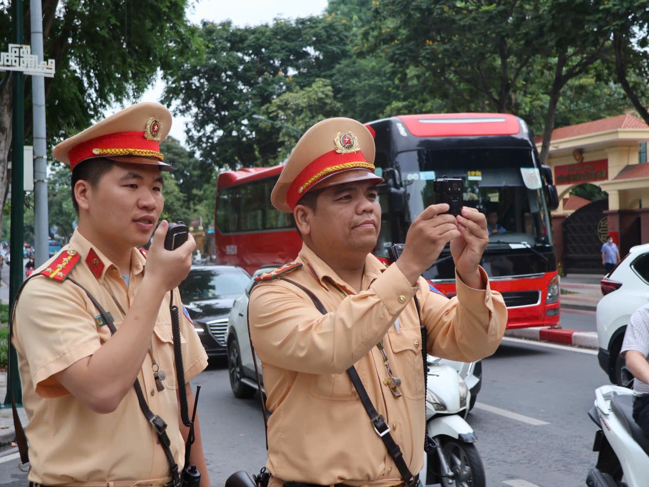 Hà Nội: Xử phạt 172 trường hợp vi phạm giao thông qua camera lưu động