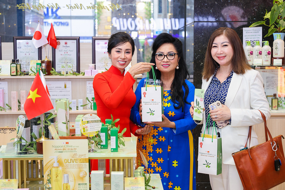 CEO Hương &Ocirc; liu tặng qu&agrave; lưu niệm cho th&agrave;nh vi&ecirc;n CLB DNSG