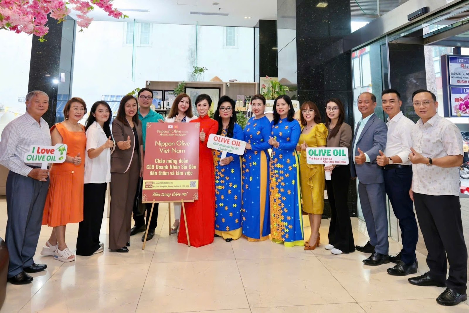 Chị Th&aacute;i Thị Thuỳ Huơng (&Aacute;o D&agrave;i M&agrave;u đỏ) - Ceo Nippon Olive Viet Nam đ&oacute;n tiếp Đo&agrave;n CLB DNSG đến thăm v&agrave; l&agrave;m việc