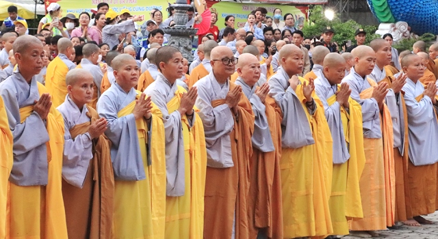 Đông đảo nhân dân, du khách, phật tử xếp hàng trang nghiêm để đón đoàn cung rước xá lợi Đức Phật về chùa Quán Thế Âm. Đông đảo nhân dân, du khách, phật tử xếp hàng trang nghiêm để đón đoàn cung rước xá lợi Đức Phật về chùa Quán Thế Âm.