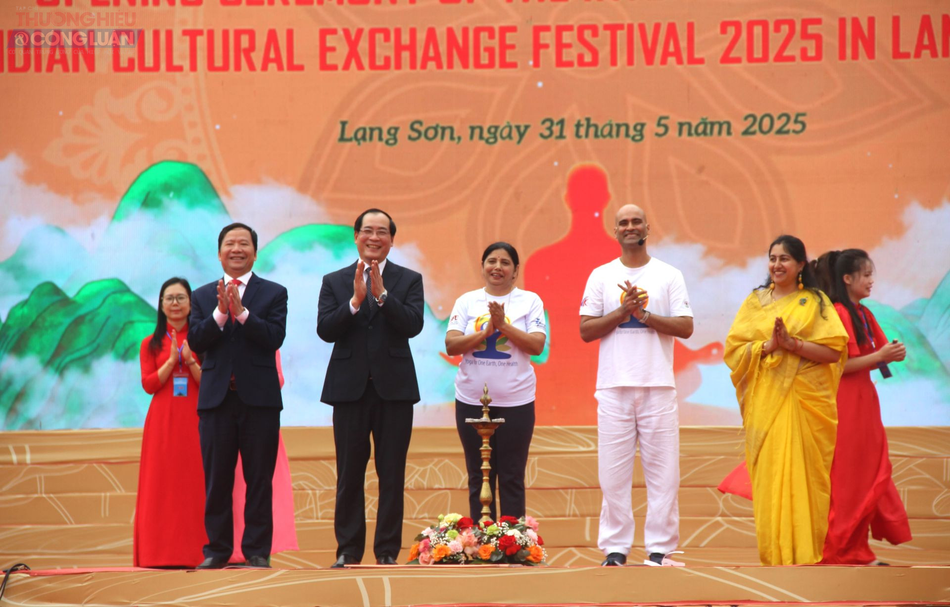 Các đại biểu thực hiện nghi lễ thắp đèn truyền thống của Ấn Độ tại chương trình khai mạc