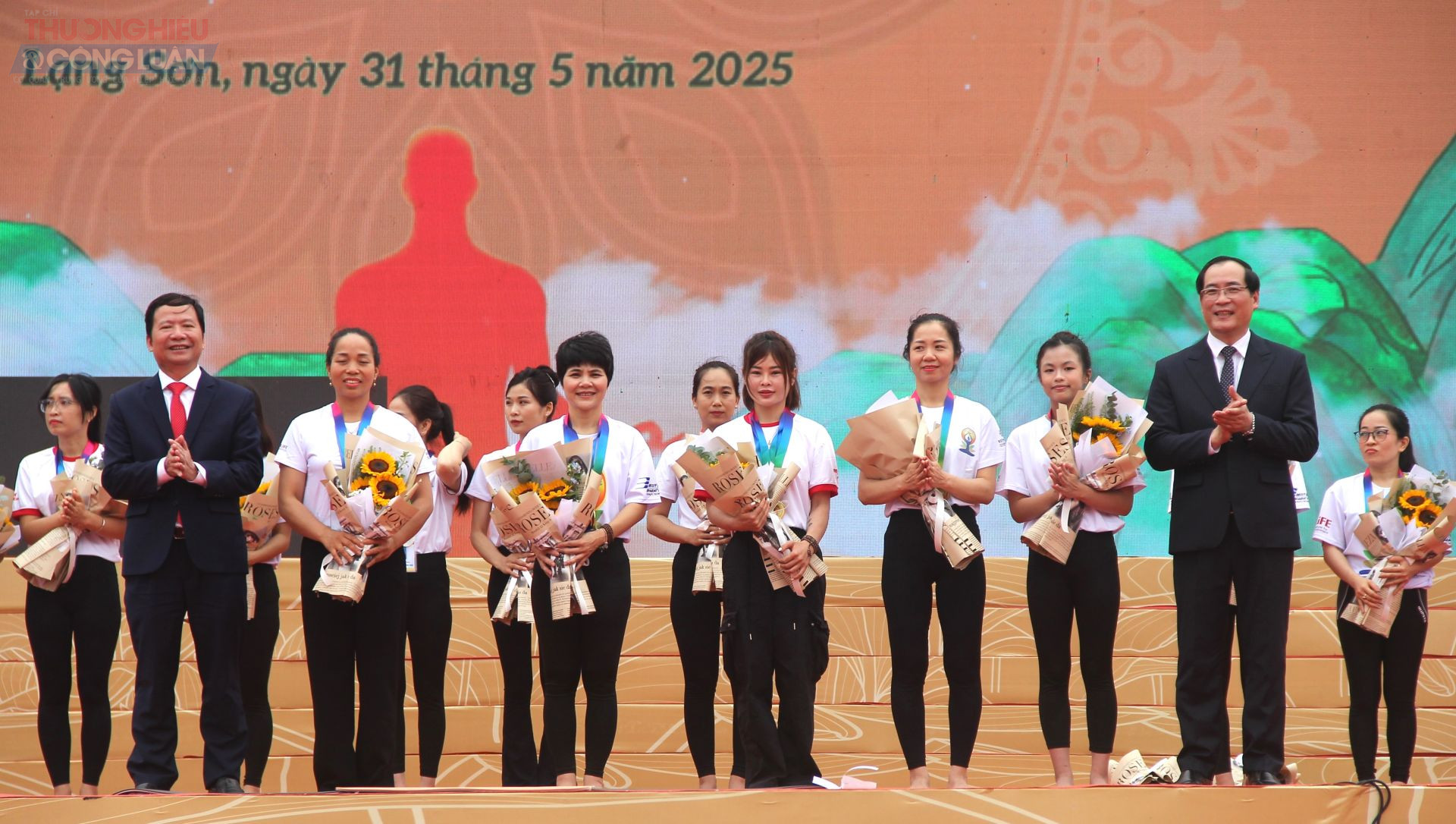 Ban Tổ chức trao giải nhất cho các vận động viên tại Cuộc thi Tỏa sáng Yoga