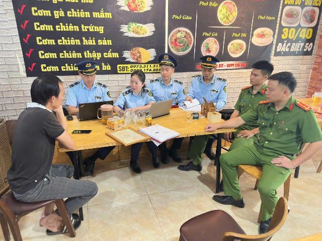 Nghệ An: Phát hiện gần 150 kg chân gà không rõ nguồn gốc, buộc tiêu hủy toàn bộ