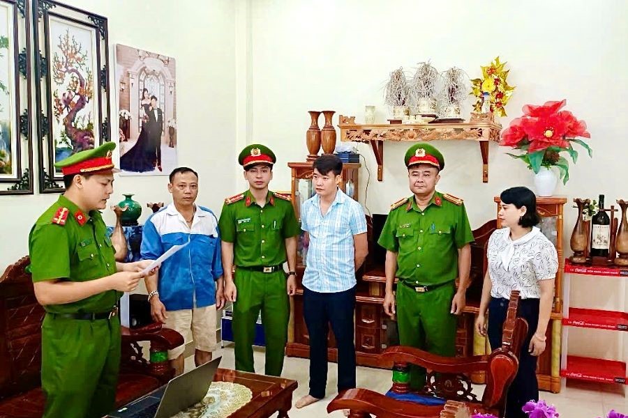 Cơ quan Cảnh sát điều tra Công an tỉnh Quảng Bình tống đạt quyết định khởi tố, lệnh bắt tạm giam đối với Lê Quang Hải, người mang áo sọc xanh (Chủ sở hữu Công ty Cổ phần IQ Group)