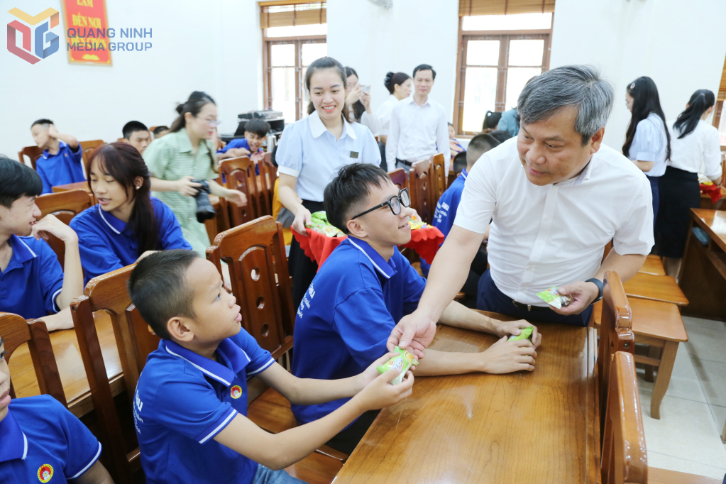 Ông Vũ Đại Thắng, Bí thư Tỉnh ủy, Trưởng đoàn ĐBQH tỉnh, chia bánh kẹo cho các em thiếu nhi tại Cơ sở Bảo trợ, chăm sóc trẻ em có hoàn cảnh đặc biệt tỉnh Quảng Ninh. Ông Vũ Đại Thắng, Bí thư Tỉnh ủy, Trưởng đoàn ĐBQH tỉnh, chia bánh kẹo cho các em thiếu nhi tại Cơ sở Bảo trợ, chăm sóc trẻ em có hoàn cảnh đặc biệt tỉnh Quảng Ninh.