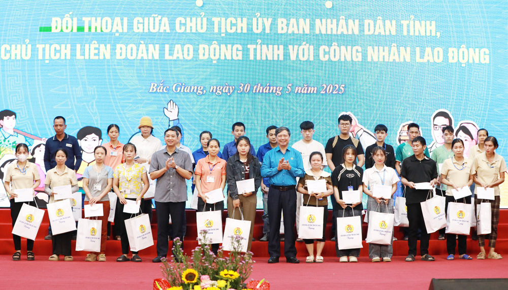 Các đồng chí: Nguyễn Việt Oanh, Nguyễn Văn Cảnh trao quà cho công nhân hoàn cảnh khó khăn. Các đồng chí: Nguyễn Việt Oanh, Nguyễn Văn Cảnh trao quà cho công nhân hoàn cảnh khó khăn.