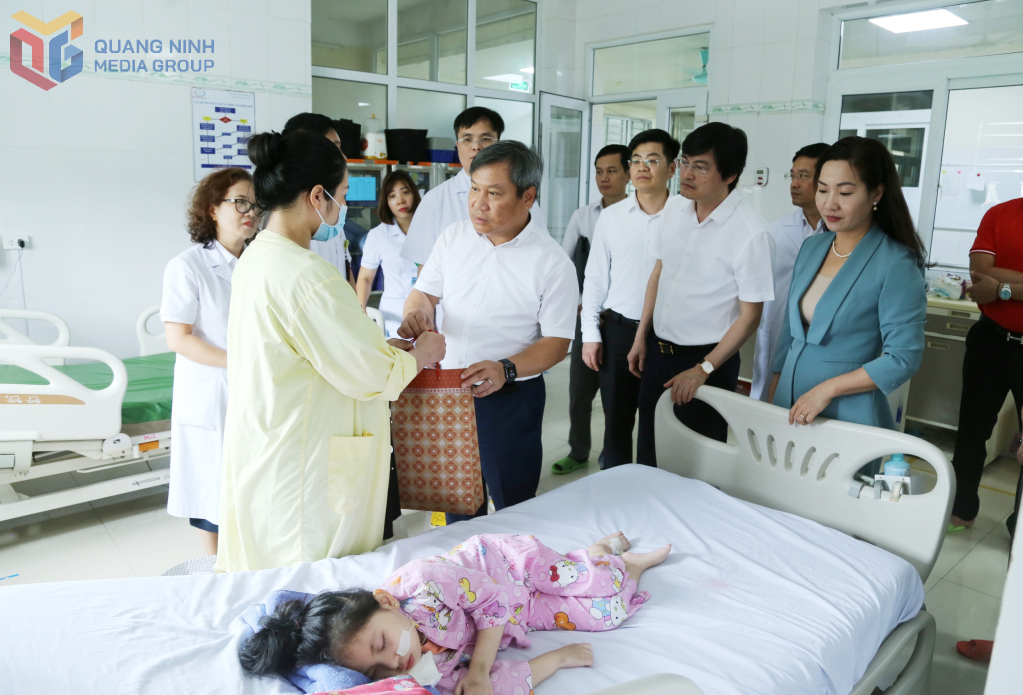 Bí thư Tỉnh ủy Quảng Ninh tặng quà, động viên gia đình bệnh nhi đang điều trị tại Bệnh viện Sản nhi. Bí thư Tỉnh ủy Quảng Ninh tặng quà, động viên gia đình bệnh nhi đang điều trị tại Bệnh viện Sản nhi.