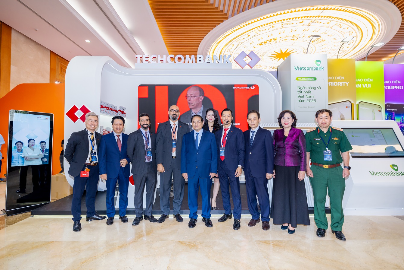 Thủ tướng Phạm Minh Chính tham quan gian hàng triển lãm của Techcombank tại Ngày Chuyển đổi số 2025