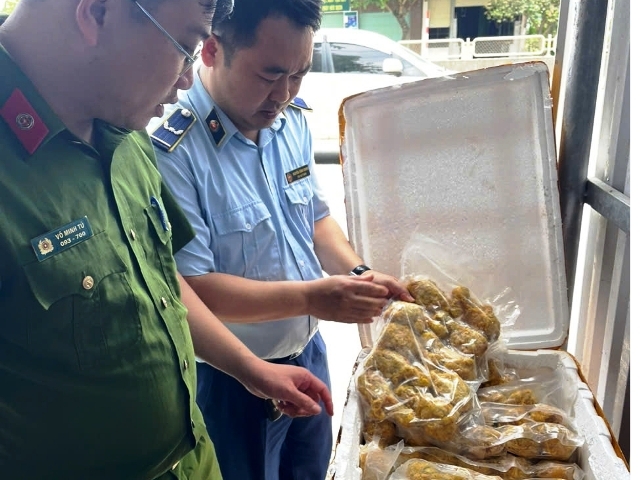 Lực lượng chức năng kiểm tra tại cơ sở vi phạm. Lực lượng chức năng kiểm tra tại cơ sở vi phạm.