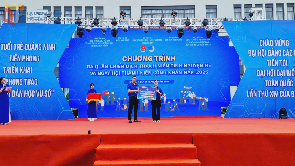 Trao tặng kinh phí sửa chữa công trình cột cờ Đảo Trần trị giá 450 triệu đồng.