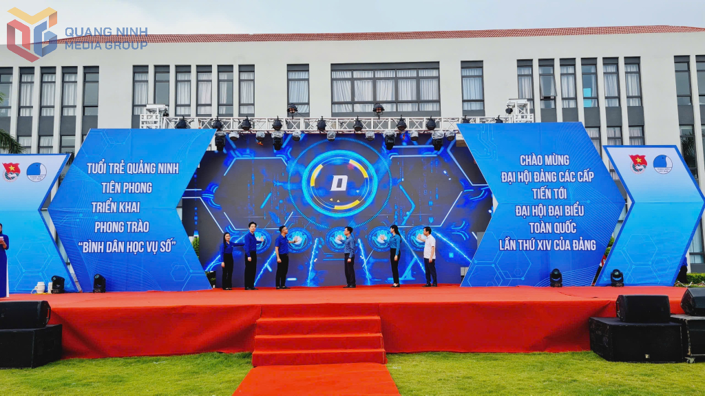 Các đại biểu thực hiện nghi thức Khởi động Chiến dịch Thanh niên tình nguyện hè 2025.