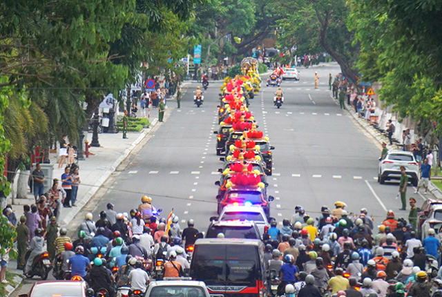 Hàng nghìn phật tử và người dân Đà Nẵng nối đuôi cung rước xá lợi Đức Phật. Hàng nghìn phật tử và người dân Đà Nẵng nối đuôi cung rước xá lợi Đức Phật.