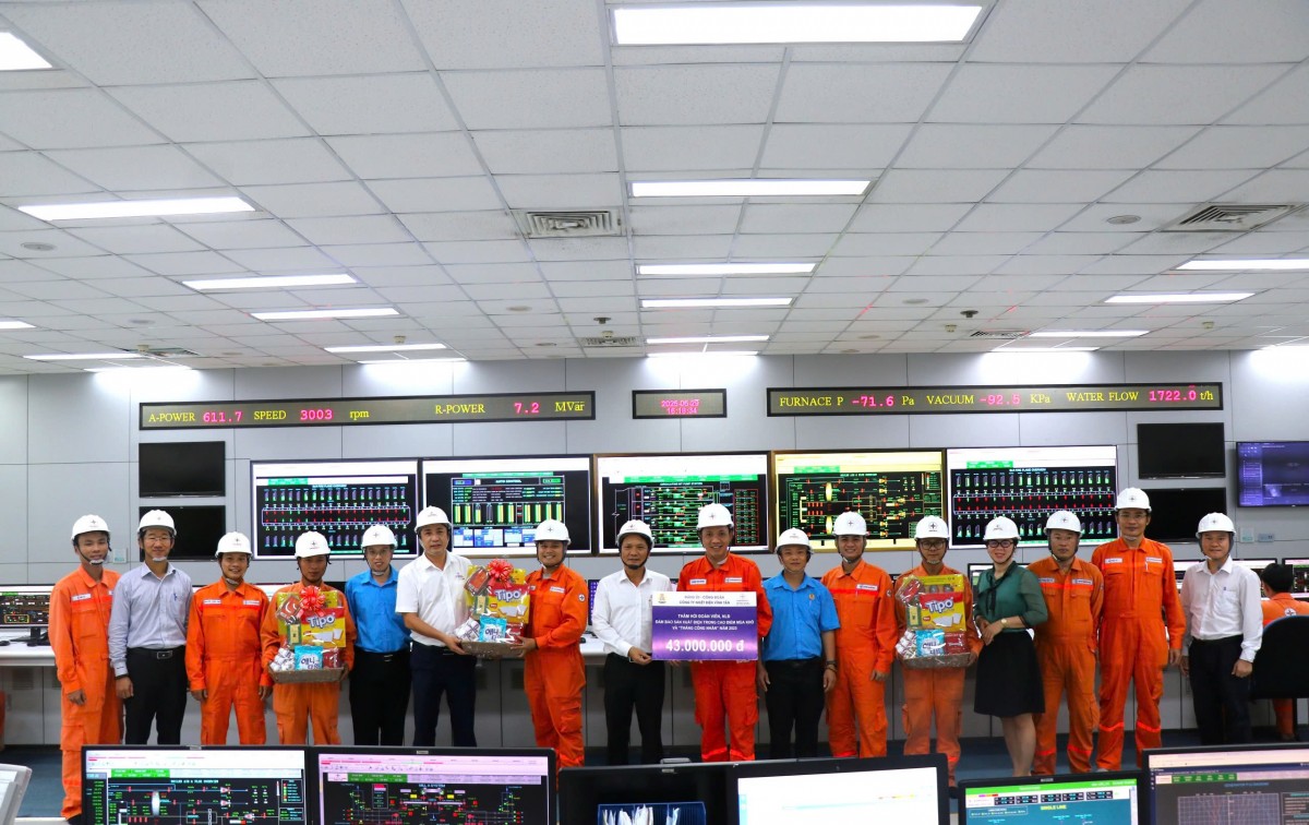 Ông Thiên Thanh Sơn - Bí thư Đảng ủy, Giám đốc Công ty và ông Văng Thanh Hùng - Chủ tịch Công đoàn Công ty động viên đoàn viên, người lao động tại Phòng Điều khiển Trung tâm