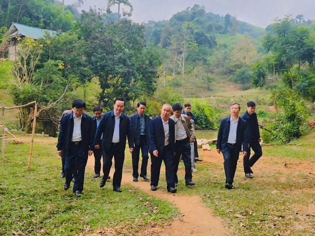 Bí thư Tỉnh ủy Nghệ An Nguyễn Đức Trung kiểm tra tiến độ xây dựng, sửa chữa nhà ở cho người có công, hộ nghèo ở huyện Quế Phong.