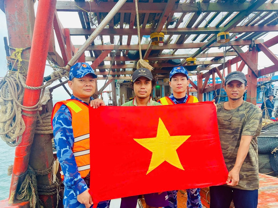 trao tặng cờ Tổ quốc cho ngư dân đang hoạt động hợp pháp trên biển trao tặng cờ Tổ quốc cho ngư dân đang hoạt động hợp pháp trên biển