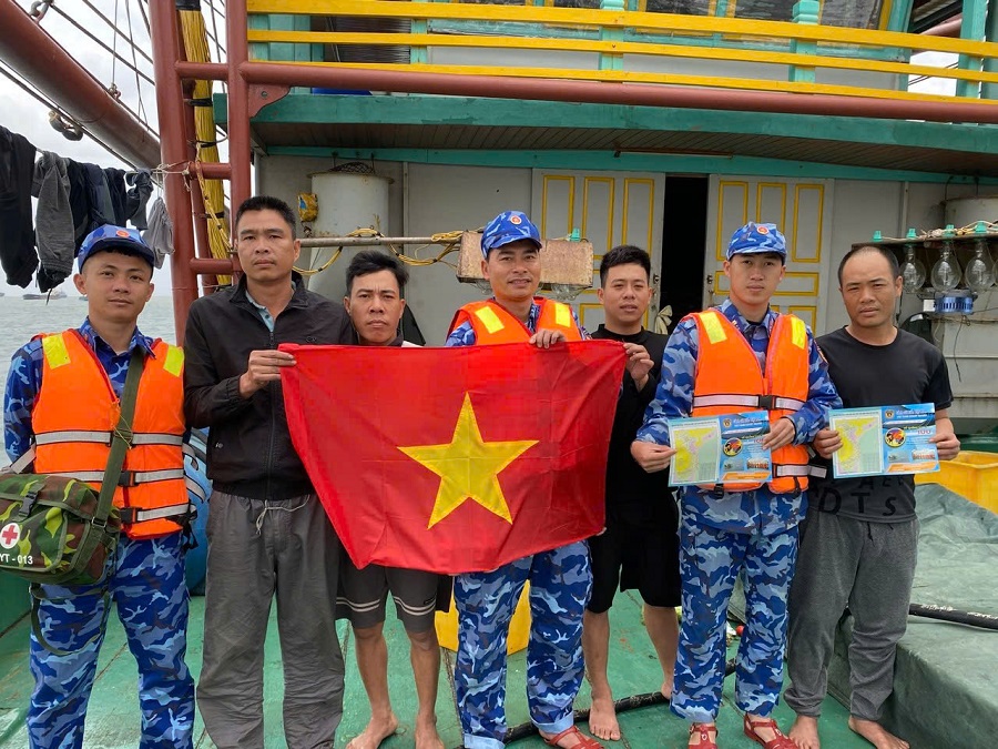 Gắn với mỗi phần quà là những nội dung tuyên truyền cụ thể, thiết thực Gắn với mỗi phần quà là những nội dung tuyên truyền cụ thể, thiết thực