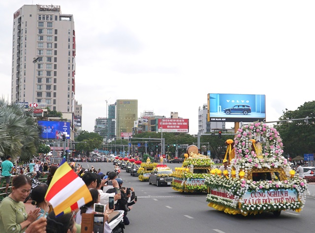 Đà Nẵng: Hàng nghìn phật tử và người dân trang nghiêm đón xá lợi Đức Phật từ Ấn Độ