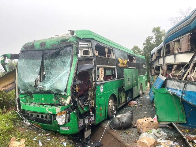 Hai xe khách đối đầu trên quốc lộ 14, nhiều người bị thương