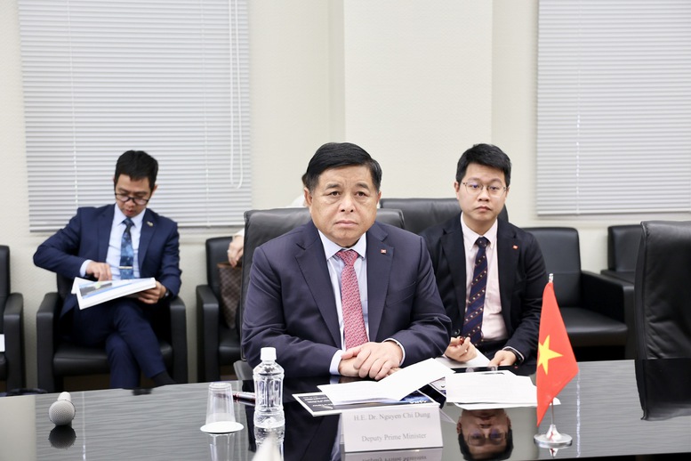 Phó Thủ tướng Nguyễn Chí Dũng cho biết Việt Nam xác định khoa học công nghệ, đổi mới sáng tạo và chuyển đổi số là động lực chính cho phát triển nhanh và bền vững, trong đó công nghệ vũ trụ là một lĩnh vực chiến lược, vệ tinh là sản phẩm chiến lược của quốc gia - Ảnh: VGP/Thu Sa