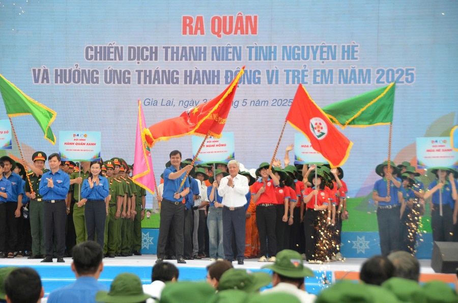 Ủy viên Bộ Chính trị, Bí thư Trung ương Đảng, Chủ tịch Ủy ban Trung ương Mặt trận Tổ quốc (MTTQ) Việt Nam Đỗ Văn Chiến trao cờ hiệu Chiến dịch Thanh niên tình nguyện hè năm 2025 cho Ban Bí thư Trung ương Đoàn Ủy viên Bộ Chính trị, Bí thư Trung ương Đảng, Chủ tịch Ủy ban Trung ương Mặt trận Tổ quốc (MTTQ) Việt Nam Đỗ Văn Chiến trao cờ hiệu Chiến dịch Thanh niên tình nguyện hè năm 2025 cho Ban Bí thư Trung ương Đoàn