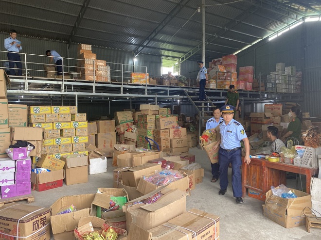 Cao Bằng: Phát hiện hơn 3,4 vạn sản phẩm thực phẩm nhập lậu, nhiều loại đã hư hỏng