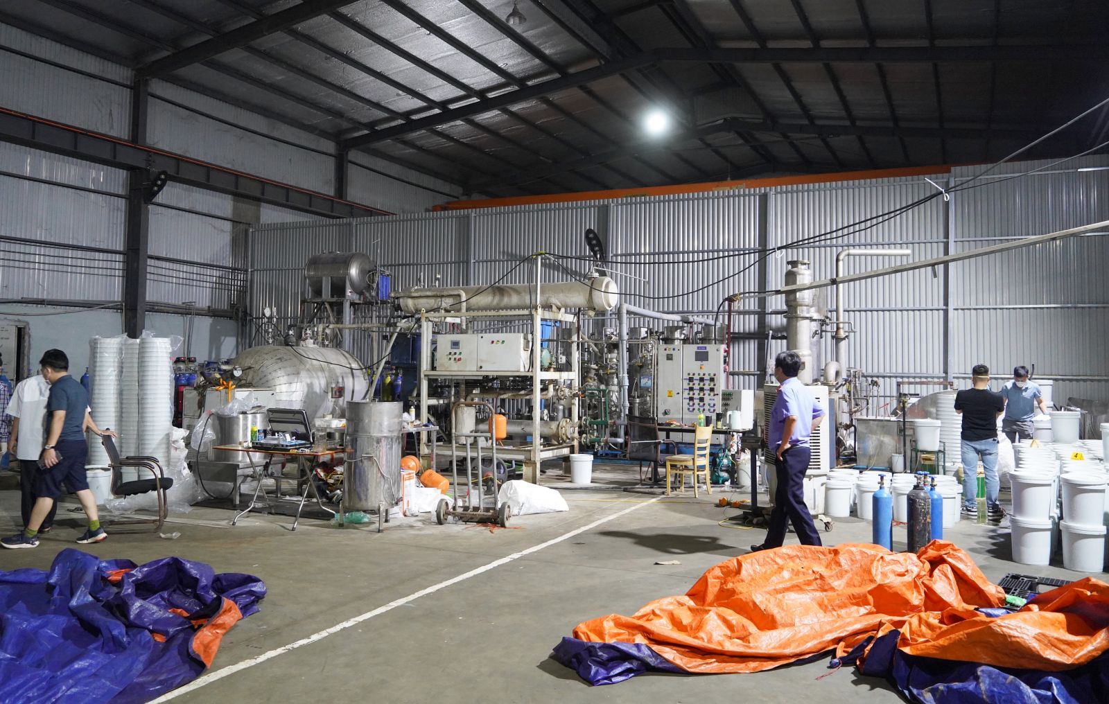 Công an tỉnh Thanh Hóa đã thực hiện quyết liệt, hiệu quả các chỉ đạo của Bộ, qua đó đã phát hiện, đấu tranh triệt phá đường dây tội phạm có tổ chức, hoạt động sản xuất, mua bán hàng cấm quy mô lớn Công an tỉnh Thanh Hóa đã thực hiện quyết liệt, hiệu quả các chỉ đạo của Bộ, qua đó đã phát hiện, đấu tranh triệt phá đường dây tội phạm có tổ chức, hoạt động sản xuất, mua bán hàng cấm quy mô lớn