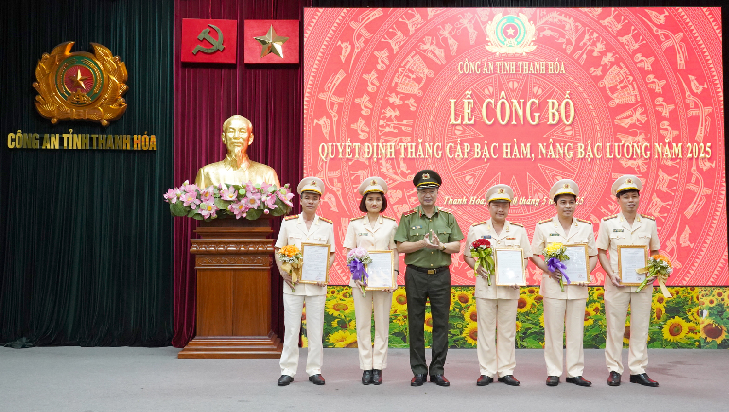 Thiếu tướng Trần Phú Hà, Giám đốc Công an tỉnh trao Quyết định thăng cấp bậc hàm, nâng lương cho đại diện cán bộ, chiến sĩ đến niên hạn