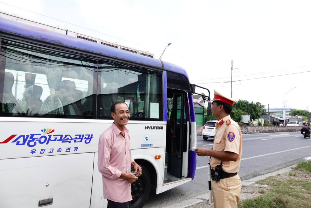 Cảnh sát giao thông kiểm tra điều kiện người điều khiển phương tiện tham gia giao thông