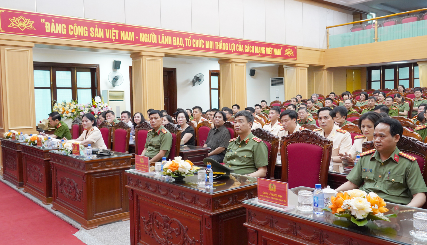 Các đại biểu tham dự buổi lễ