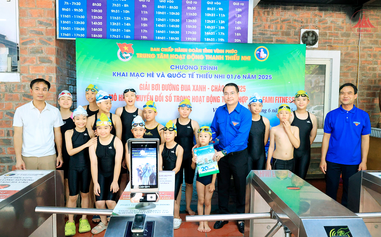 Các em thiếu nhi tham gia Giải bơi 