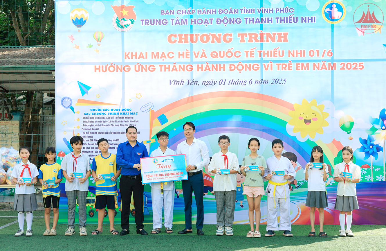 Đại diện Trung tâm Hoạt động thanh thiếu nhi tỉnh và Trung tâm Tiếng Anh BlueSky (Vĩnh Yên) trao voucher học bổng tiếng Anh tặng các học sinh đạt thành tích cao trong năm học 2024 - 2025 và các em thiếu nhi đang học tập, sinh hoạt tại Trung tâm Hoạt động thanh thiếu nhi tỉnh.
