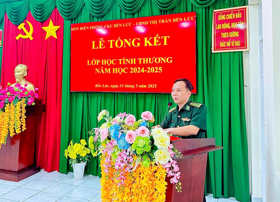 Thượng tá Vũ Văn Hải, Chính trị viên Đồn Biên phòng CKC Bến Lức phát biểu tại lễ tổng kết năm học