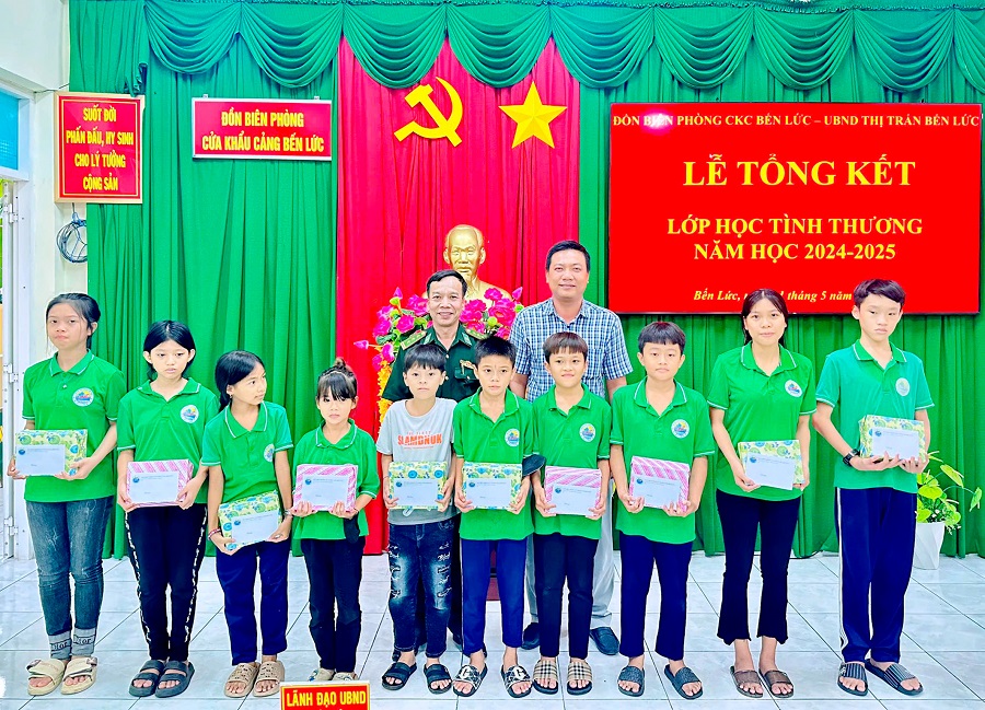 Đồn Biên phòng CKC Bến Lức tổng kết lớp học tình thương và phối hợp tổ chức vui tết thiếu nhi 1/6