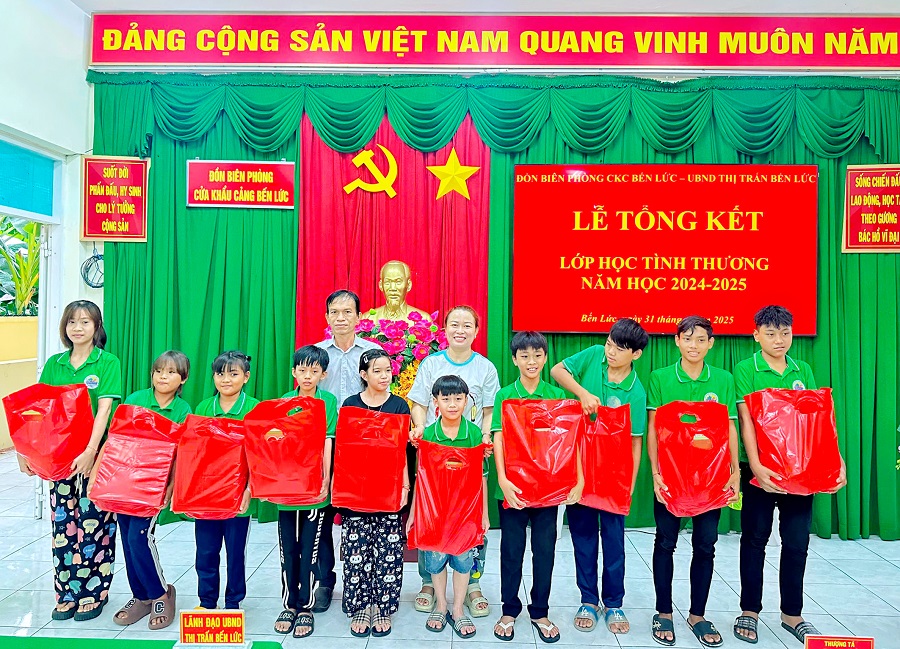 Các đơn vị mạnh thường quân trao tặng các phần quà động viên các em cố gắng học tập tốt trong thời gian tới