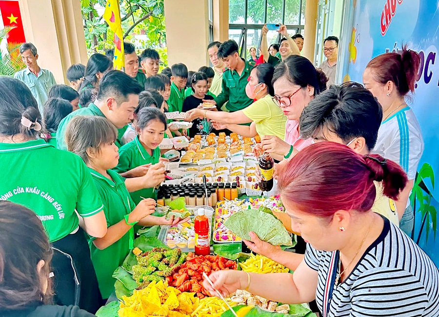 Các gian hàng ẩm thực trong chương trình vui tết thiếu nhi diễn ra sôi nổi, tươi vui, đầy ý nghĩa dành cho các em học sinh