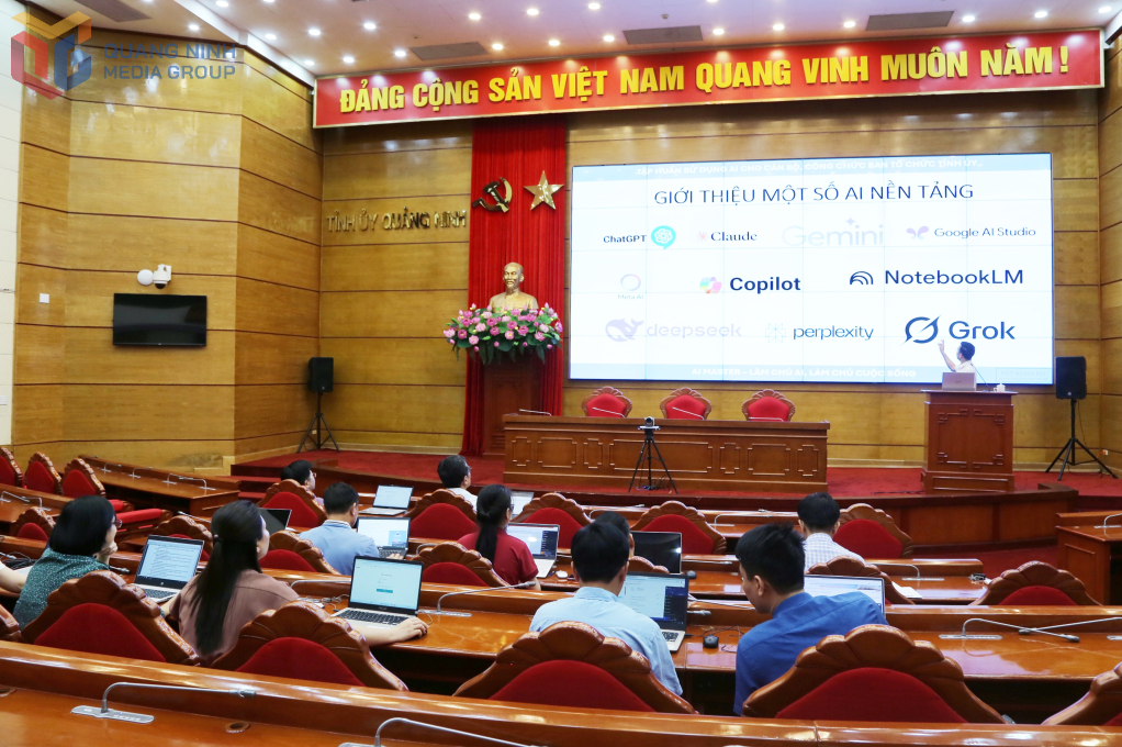 Cán bộ, công chức Ban Tổ chức Tỉnh ủy Quảng Ninh tham gia tìm hiểu các chuyên đề tại lớp tập huấn.