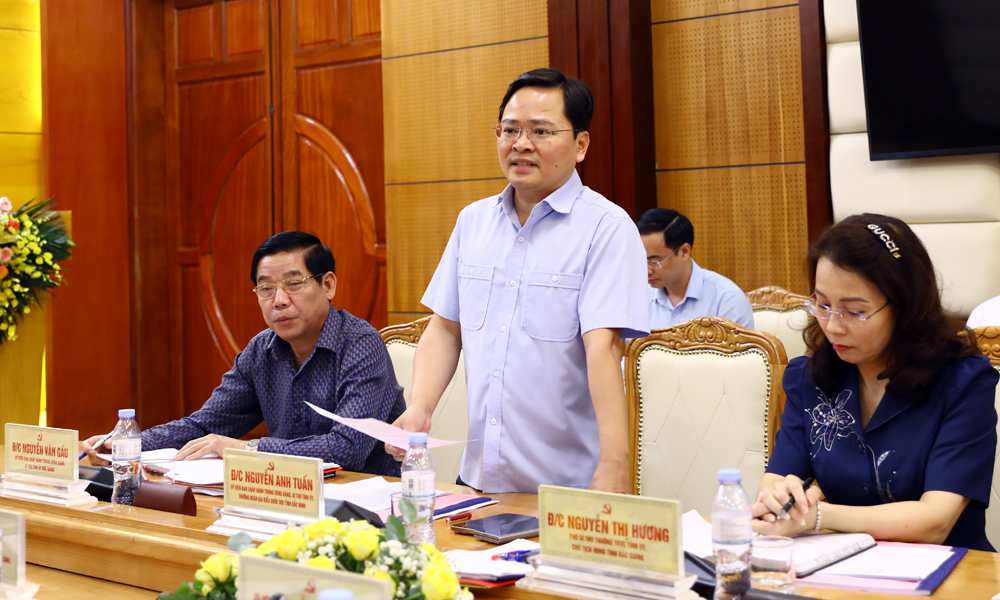 Đồng chí Nguyễn Anh Tuấn, Bí thư Tỉnh ủy, Trưởng Đoàn đại biểu Quốc hội tỉnh Bắc Ninh phát biểu tại hội nghị.