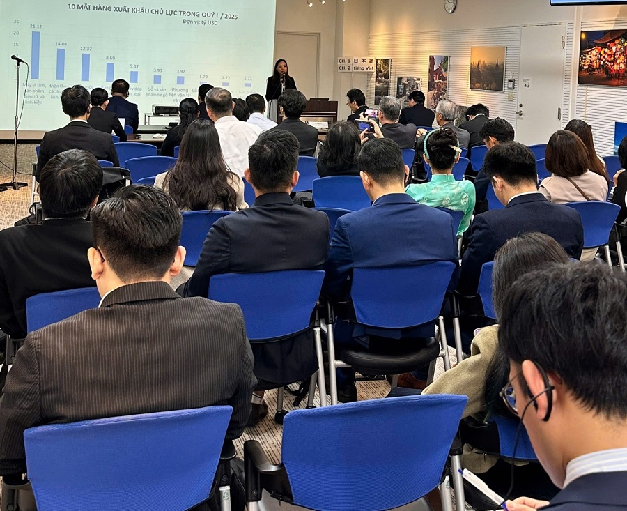 Bà Nguyễn Thị Thu Thủy giới thiệu môi trường đầu tư kinh doanh của Việt Nam đến các doanh nghiệp Nhật Bản Bà Nguyễn Thị Thu Thủy giới thiệu môi trường đầu tư kinh doanh của Việt Nam đến các doanh nghiệp Nhật Bản