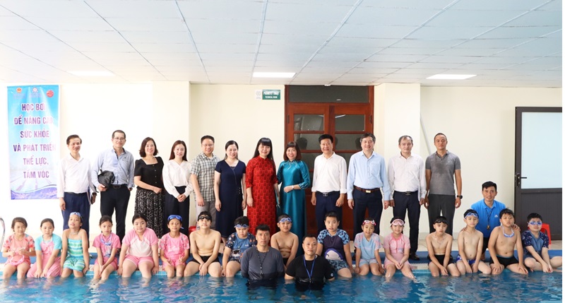 Đại biểu tham quan bể bơi của Trường Tiểu học và THCS Hoàng Hoa Thám và chụp ảnh lưu niệm cùng thầy và trò nhà trường Đại biểu tham quan bể bơi của Trường Tiểu học và THCS Hoàng Hoa Thám và chụp ảnh lưu niệm cùng thầy và trò nhà trường