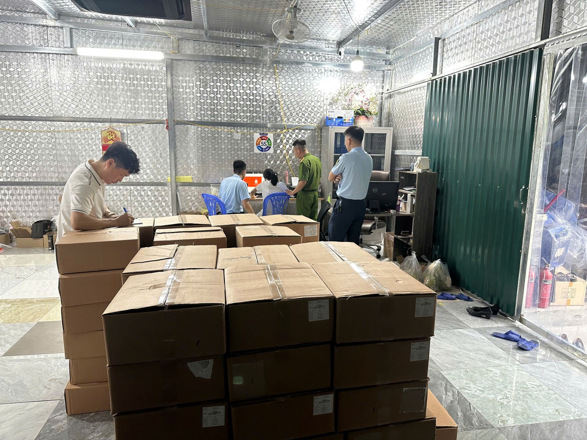 Lô hàng hóa vi phạm bị tạm giữ Lô hàng hóa vi phạm bị tạm giữ