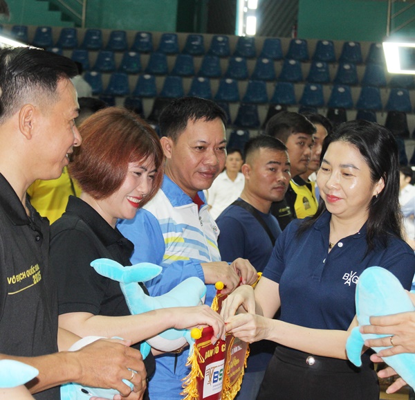 Bà Trần Thị Thu Hiền, Phó Giám đốc Sở Văn hóa - Thể thao và Du lịch tỉnh Bà Rịa – Vũng Tàu trao cờ, quà lưu niệm cho các đơn vị về dự giải