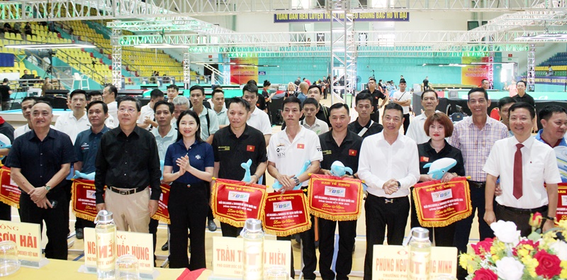 Các đại biểu chụp hình lưu niệm cùng các đoàn VĐV