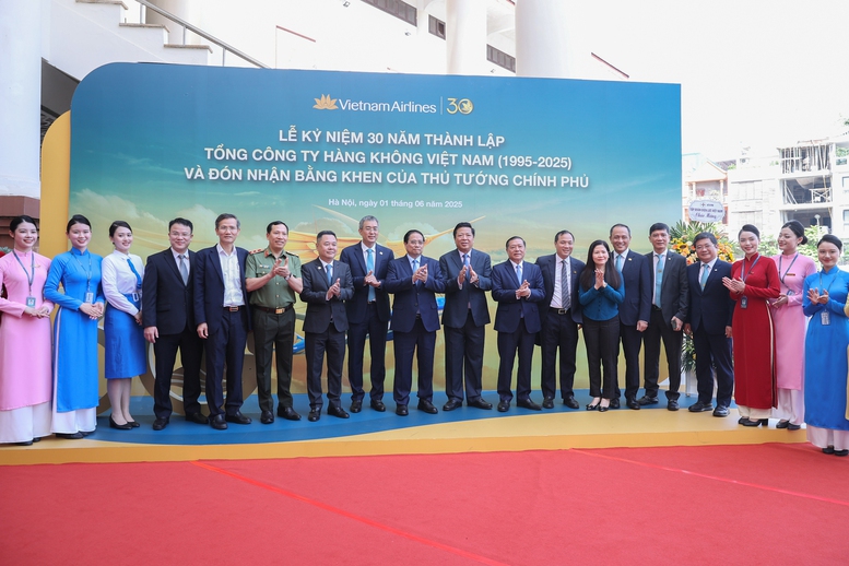 Thủ tướng và các đại biểu dự lễ kỷ niệm - Ảnh: VGP/Nhật Bắc