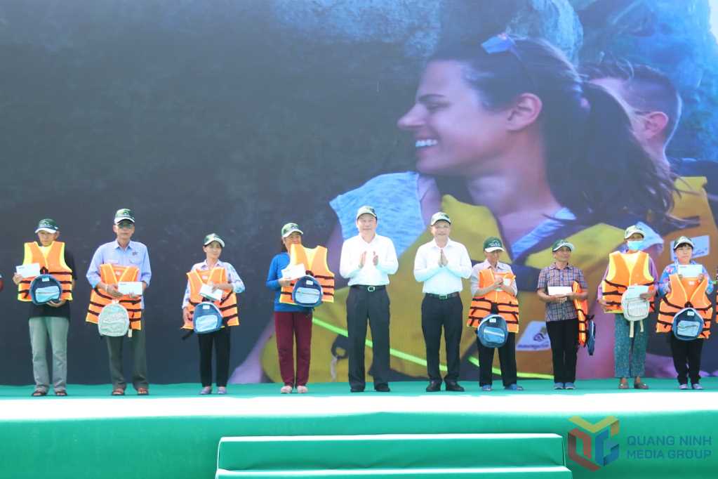 Lãnh đạo Bộ Nông nghiệp và Môi trường và UBND tỉnh Quảng Ninh tặng quà cho bà con ngư dân TP Hạ Long.