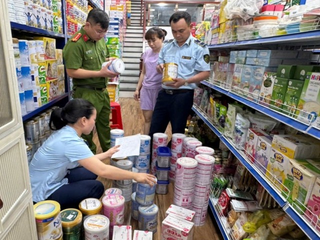 Ngày 30/5, lực lượng chức năng tỉnh Nghệ An phát hiện gần 200 hộp sữa bột nhập lậu tại Diễn Châu. Ngày 30/5, lực lượng chức năng tỉnh Nghệ An phát hiện gần 200 hộp sữa bột nhập lậu tại Diễn Châu.