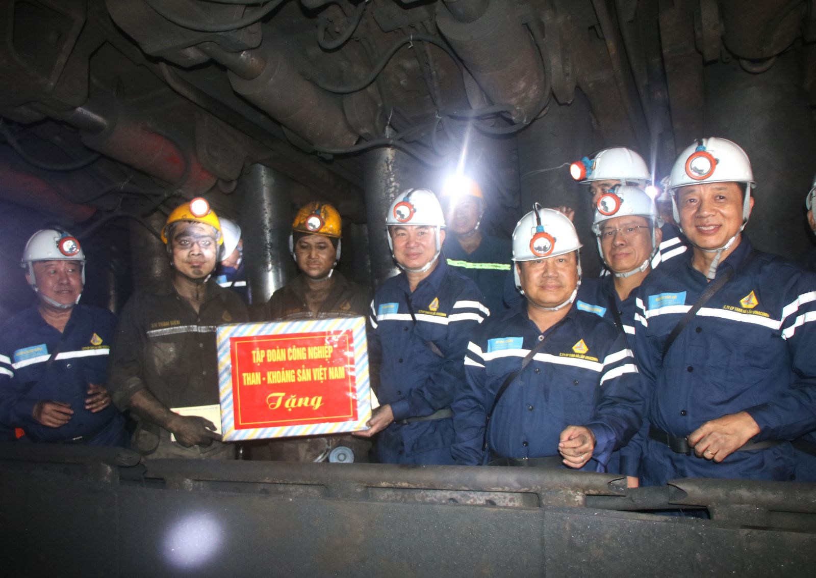 Lãnh đạo Tỉnh ủy và lãnh đạo TKV thăm hỏi, tặng quà động viên thợ lò Công trường cơ giới hóa 1 làm việc tại lò chợ mức -175