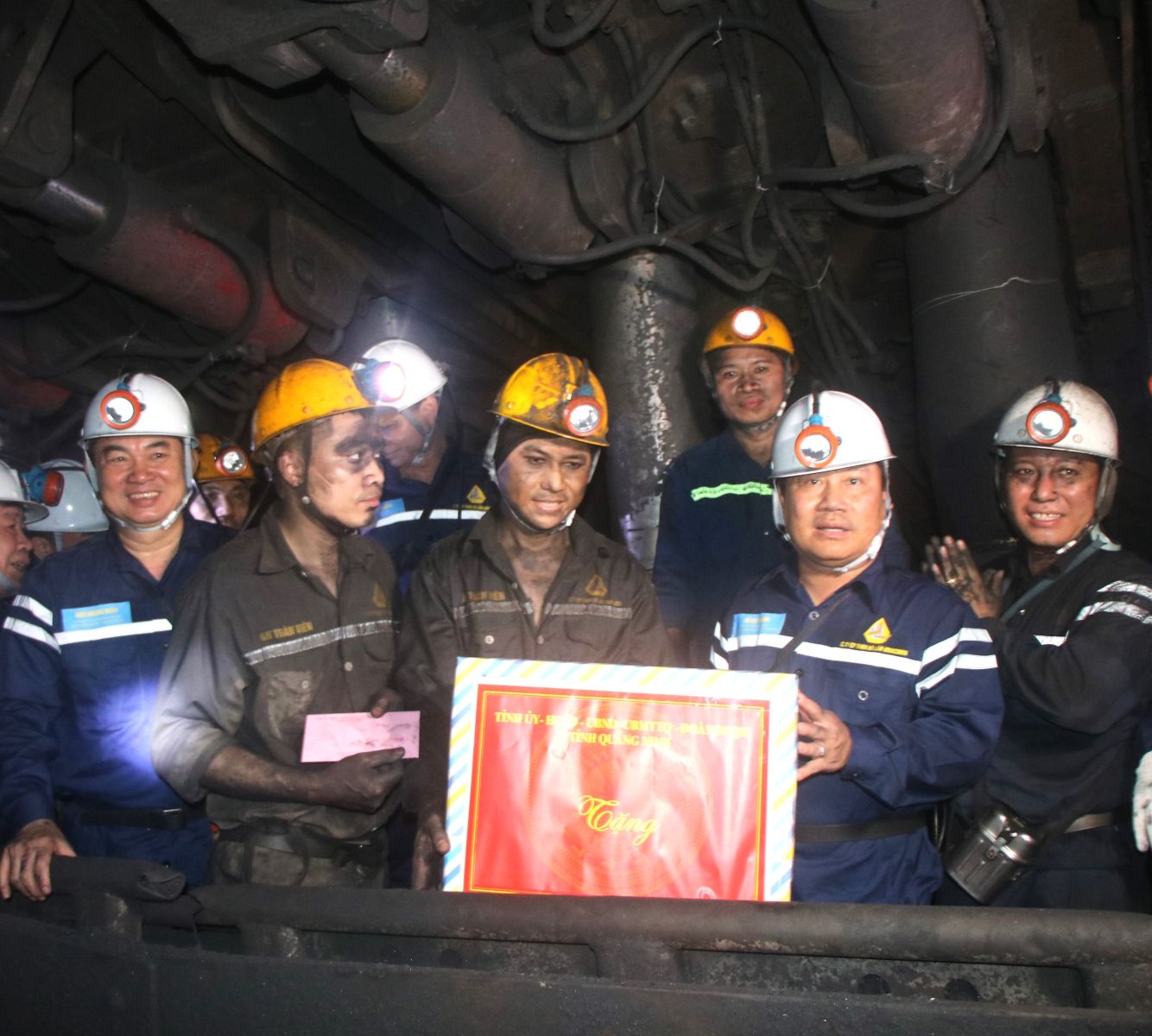 Bí thư Tỉnh uỷ Quảng Ninh thăm và tặng quà thợ lò than Hà Lầm nhân dịp Tháng Công nhân